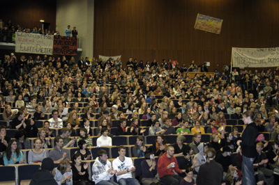 Über 1.100 Studierende haben sich im Audimax versammelt um gegen Lenzen zu protestieren.